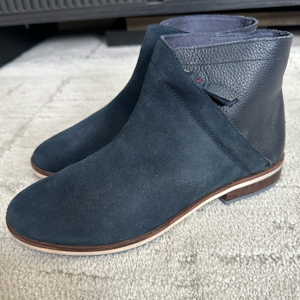 Ellen Degeneres Zania Women’s Navy Suede/Leather Ankle Boots